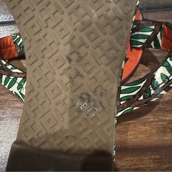 Tory Burch Peacock Print Miller Flip Flips size 9 EUC - Picture 3 of 4